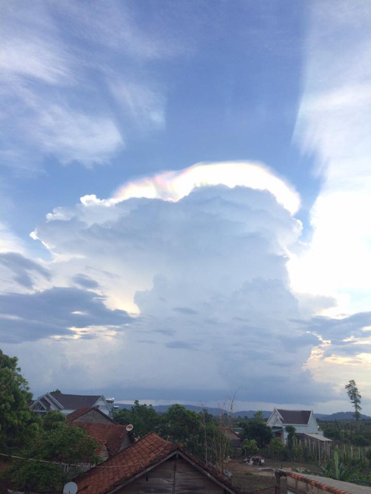 [-]Vầng[-]hào[-]quang[-]kỳ[-]lạ[-]trên[-]bầu[-]trời[-]Đắk[-]Lắk